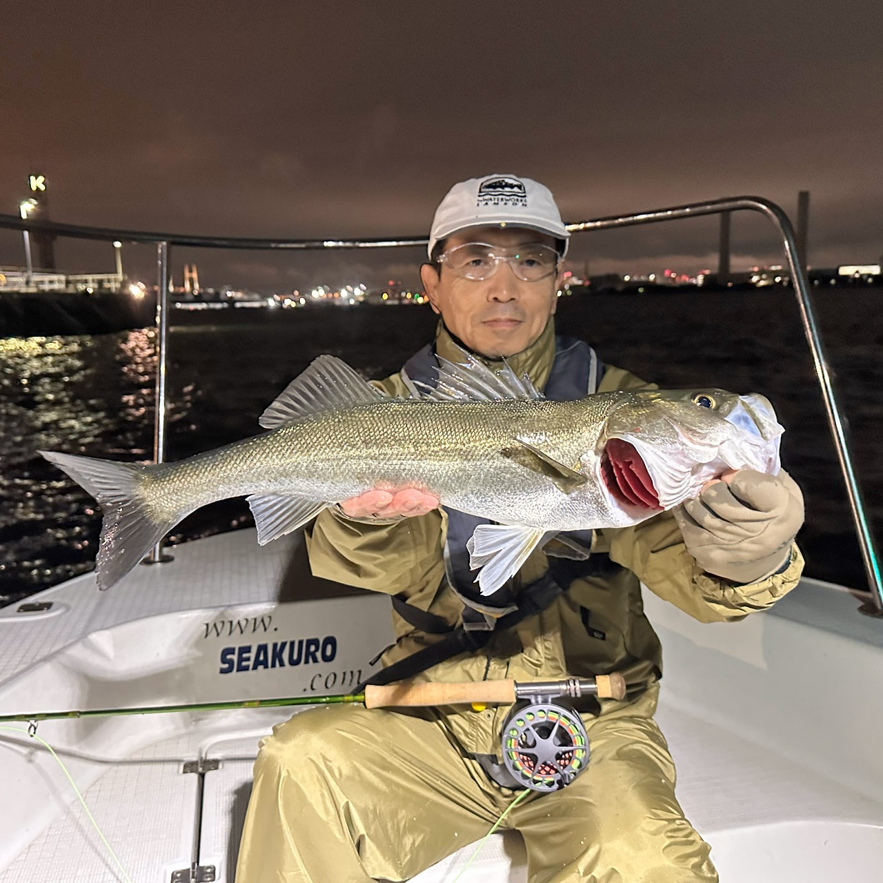 ソルトウォーター・フライボートシーバス体験スクール第３便（15:00～19:30）2026年10月24日