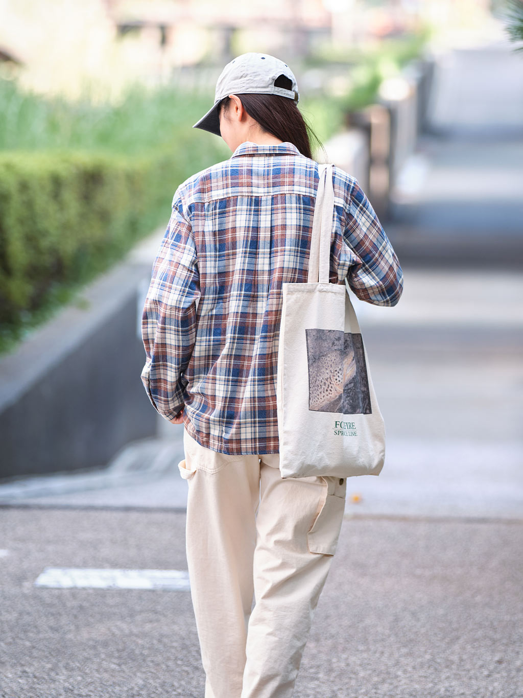 TSメランジチェックシャツ着用