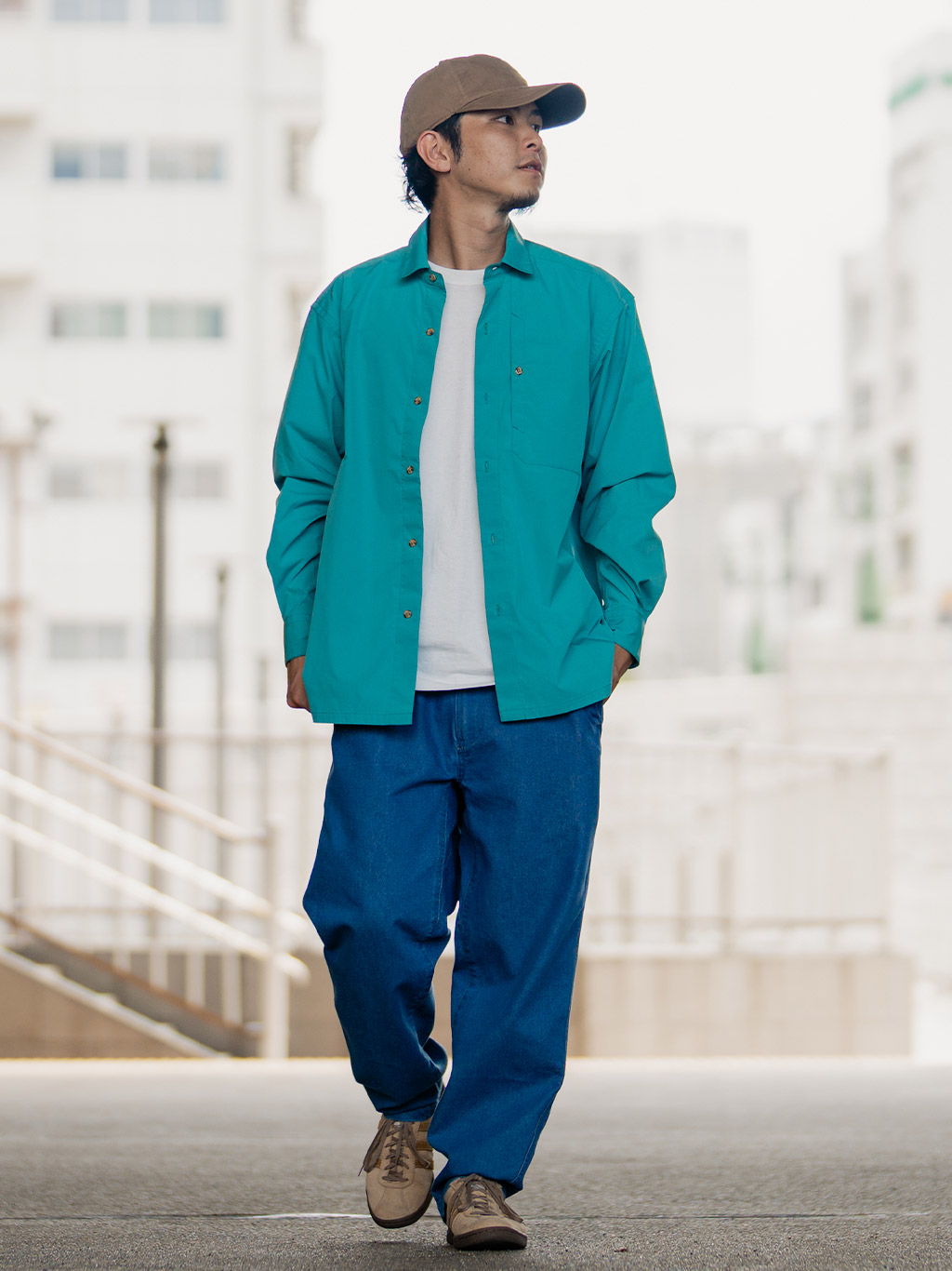 TSアロードライタイプライターシャツ着用