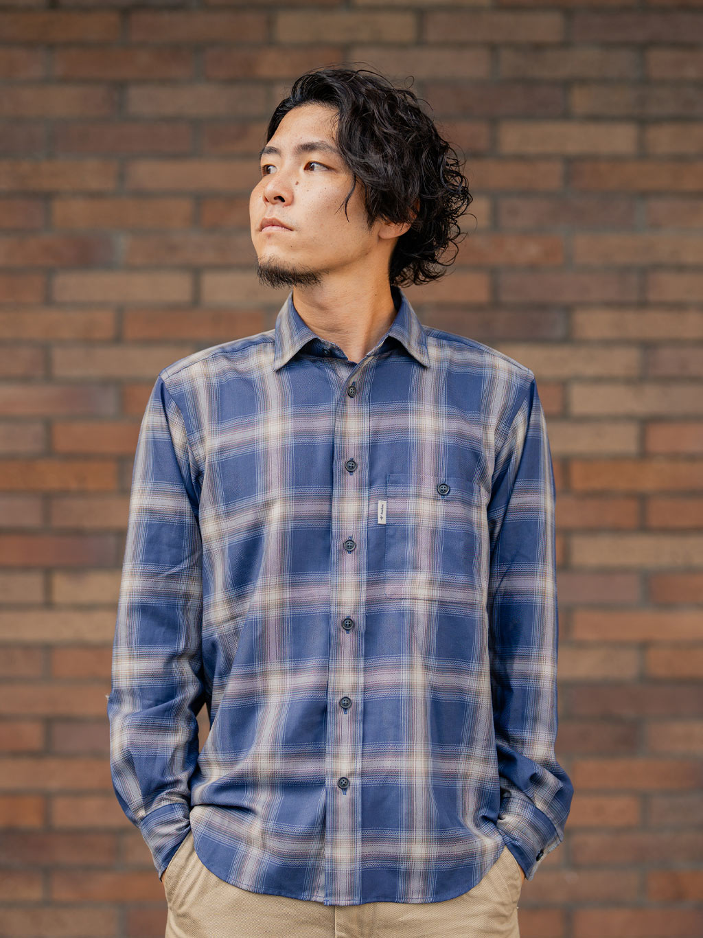 オンブレーチェックシャツ着用
