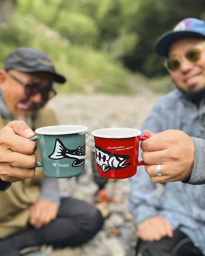 Foxfireのマグで乾杯する2人のアングラー