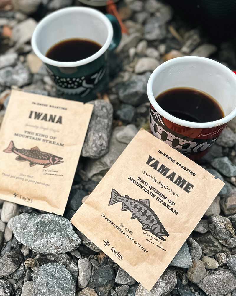 河原に置いたFoxfireのマグとドリップコーヒー