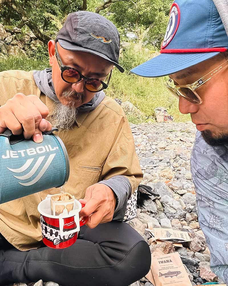 河原でドリップコーヒーを淹れるアングラー